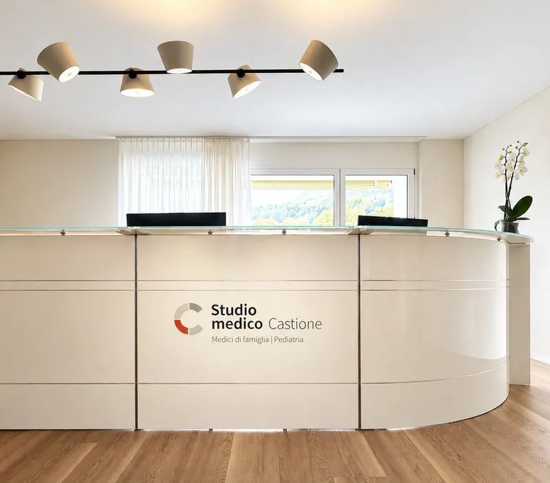 Reception dello Studio medico Castione con il logo sul bancone.